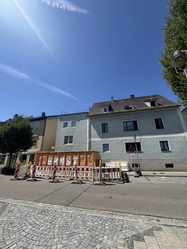 Abgesicherter Container vor einem Wohngebäude bei einem Einsatz in Treuchtlingen